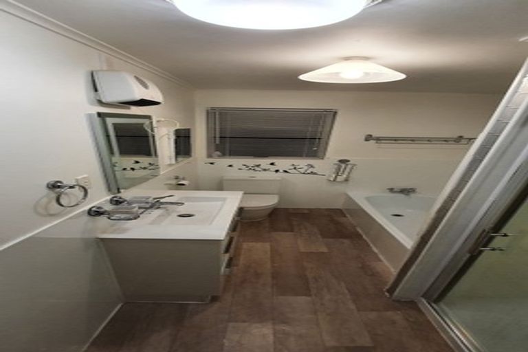 Photo of property in 34 Chislehurst Street, Henderson, Auckland, 0612