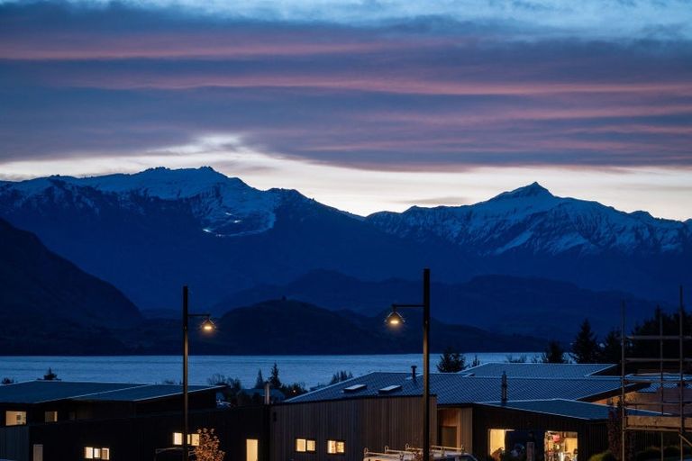 Photo of property in 6 Akitu Rise, Wanaka, 9305