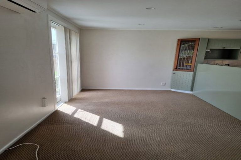 Photo of property in 8 Birdwood Road, Swanson, Auckland, 0612