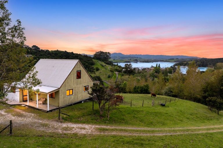 Photo of property in 28 Brick Bay Drive, Sandspit, Warkworth, 0982