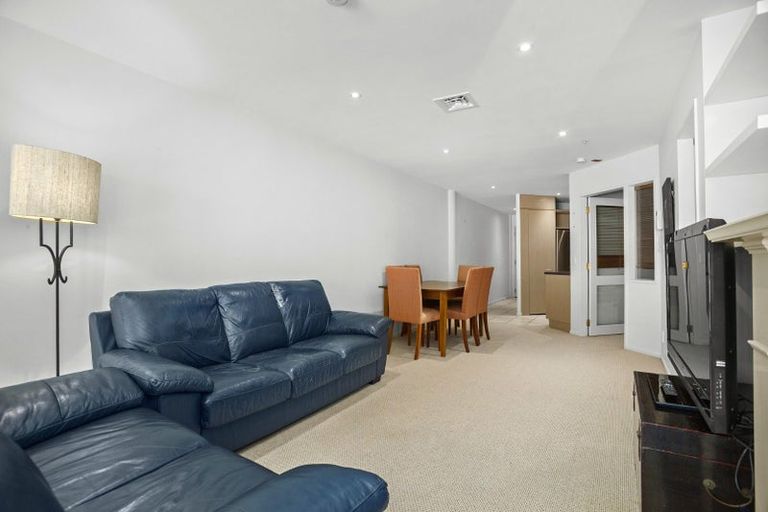 Photo of property in 4e/5 Kent Terrace, Mount Victoria, Wellington, 6011