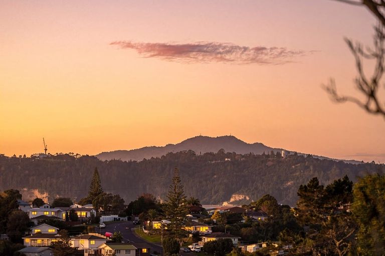 Photo of property in 12 Raelene Place, Massey, Auckland, 0614
