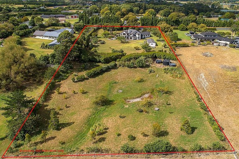 Photo of property in 15 Koraha Road, Kumeu, 0892