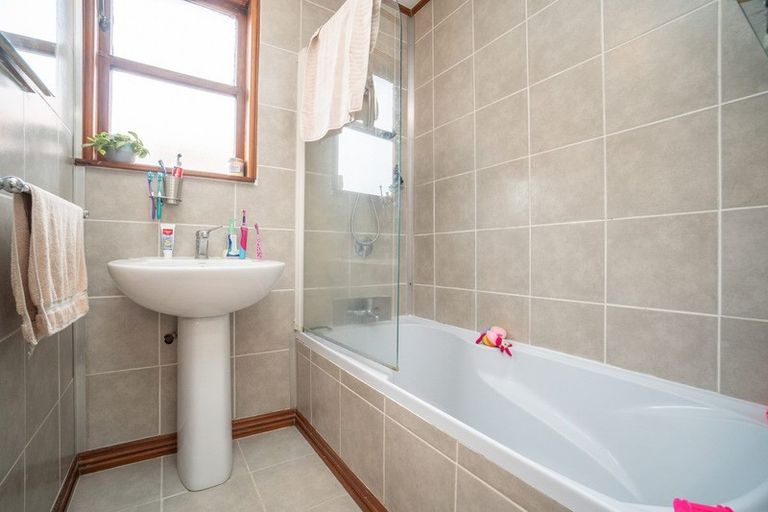 Photo of property in 6 Andrew Avenue, Roslyn, Palmerston North, 4414