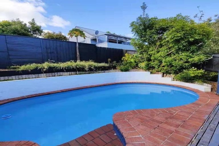 Photo of property in 31 John Downs Drive, Browns Bay, Auckland, 0630