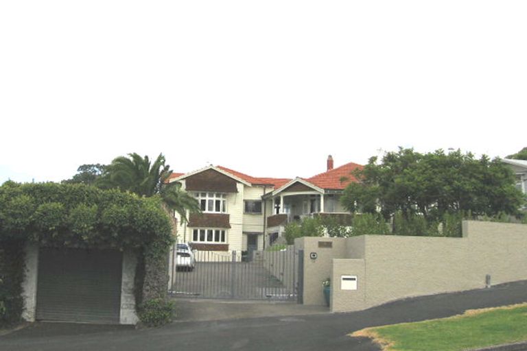 Photo of property in 15 Stanley Point Road, Stanley Point, Auckland, 0624