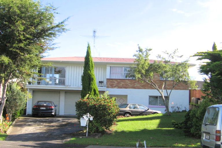 Photo of property in 17 Borrowdace Avenue, Botany Downs, Auckland, 2010