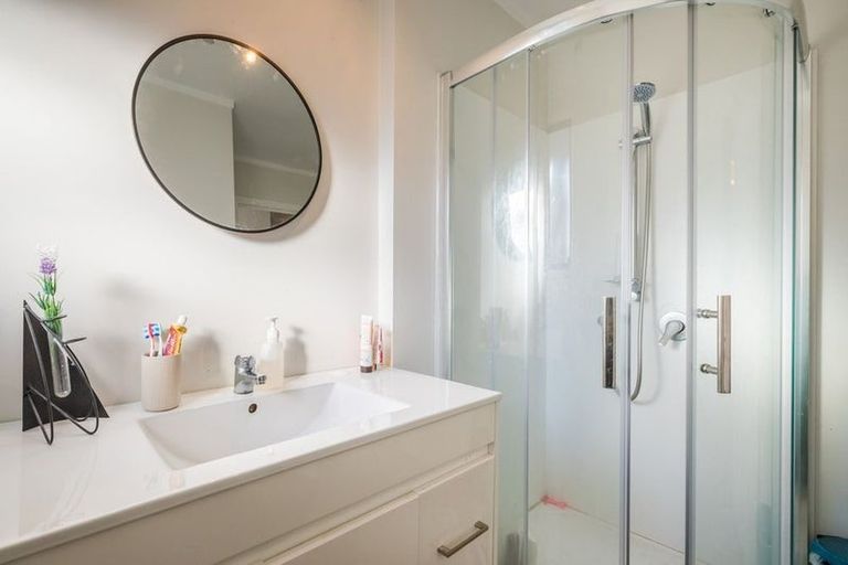 Photo of property in 2/18 Kashmir Road, Glen Eden, Auckland, 0602