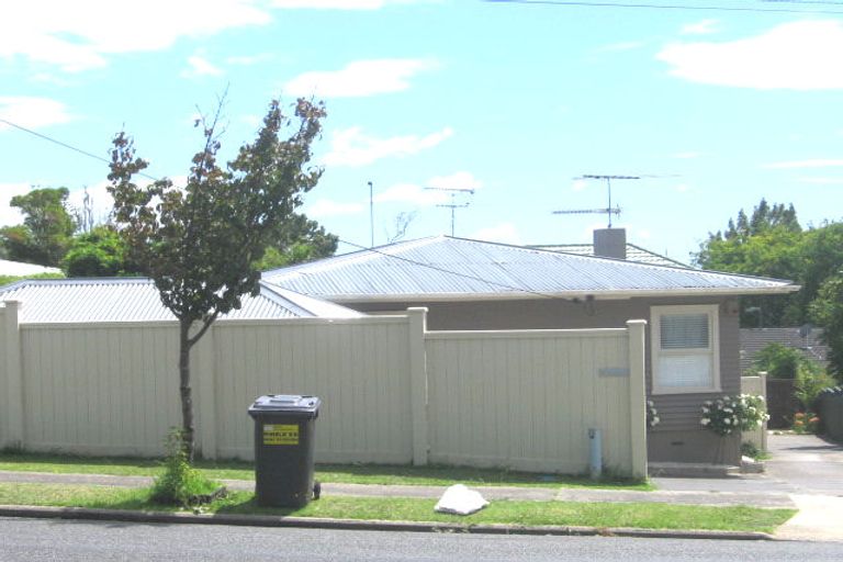 Photo of property in 21 Raleigh Road, Northcote, Auckland, 0627