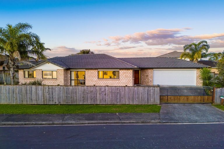 Photo of property in 6 Riverglade Parkway, Te Atatu South, Auckland, 0610