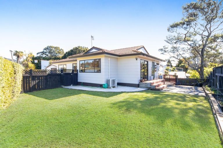 Photo of property in 121 Godley Road, Green Bay, Auckland, 0604