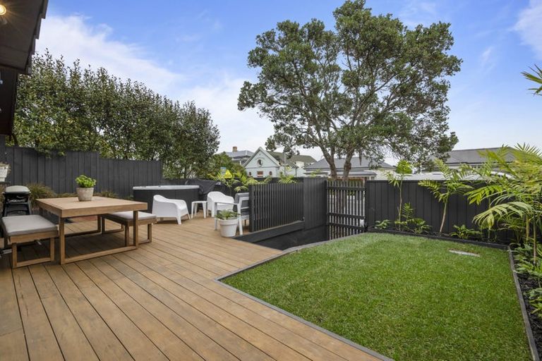 Photo of property in 1/92 Victoria Road, Devonport, Auckland, 0624