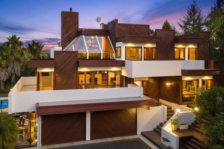 Photo of property in 12 Atarua Gardens, Waiatarua, Auckland, 0604