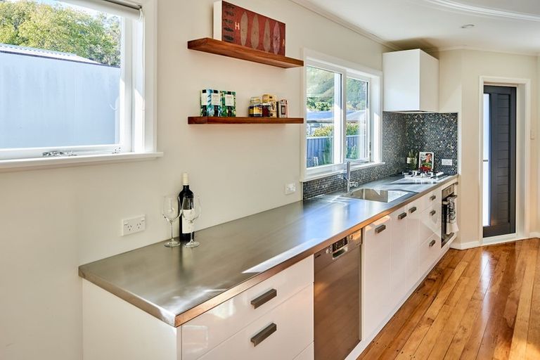 Photo of property in 2 Heather Grove, Fairfield, Lower Hutt, 5011