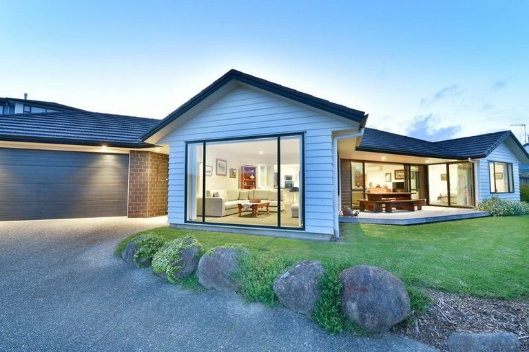 Photo of property in 32 Grovenor Drive, Orewa, 0931