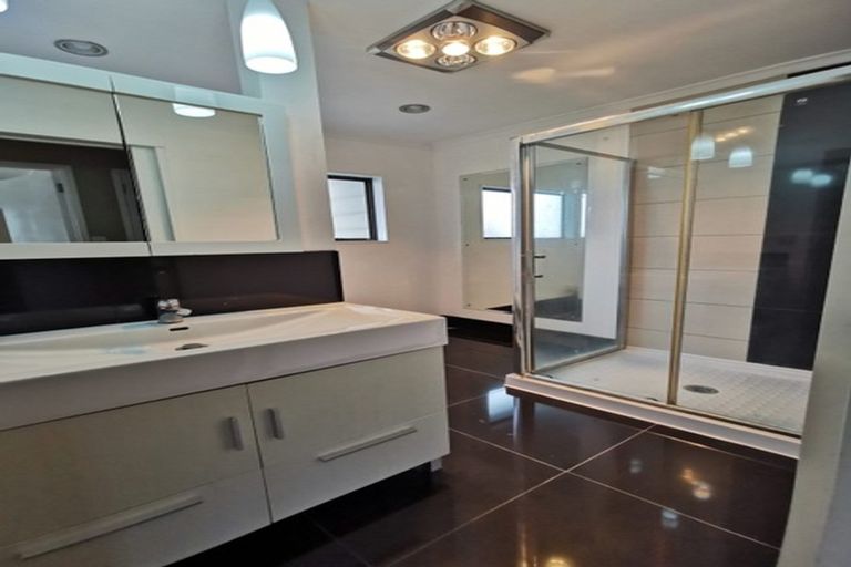 Photo of property in 16 Raphael Place, West Harbour, Auckland, 0618