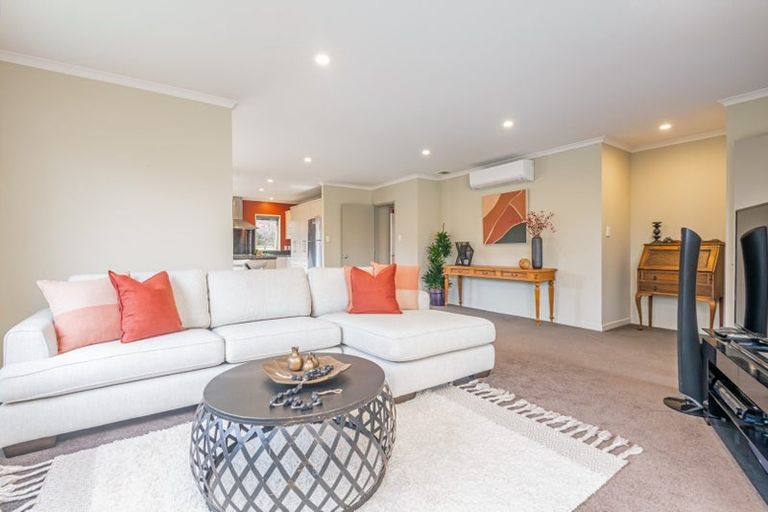 Photo of property in 12 Cloake Way, Palmerston North, 4414