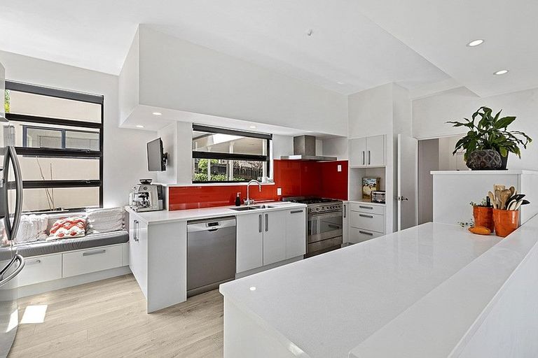 Photo of property in 31 Waipuia Place, Greenhithe, Auckland, 0632