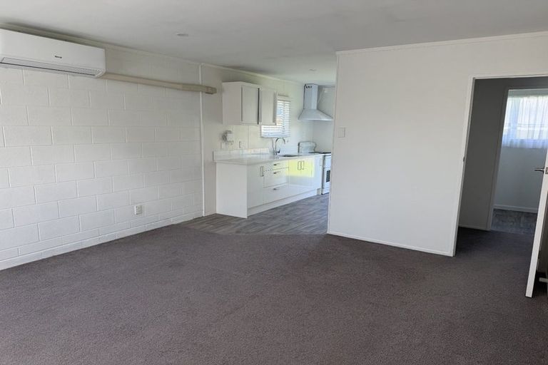 Photo of property in 2/27 Roberts Road, Te Atatu South, Auckland, 0610