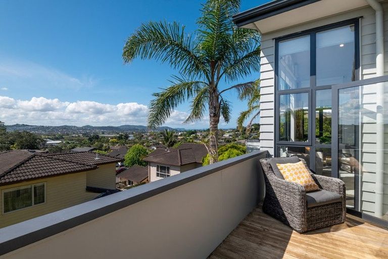 Photo of property in 15 Seagate Place, Red Beach, 0932