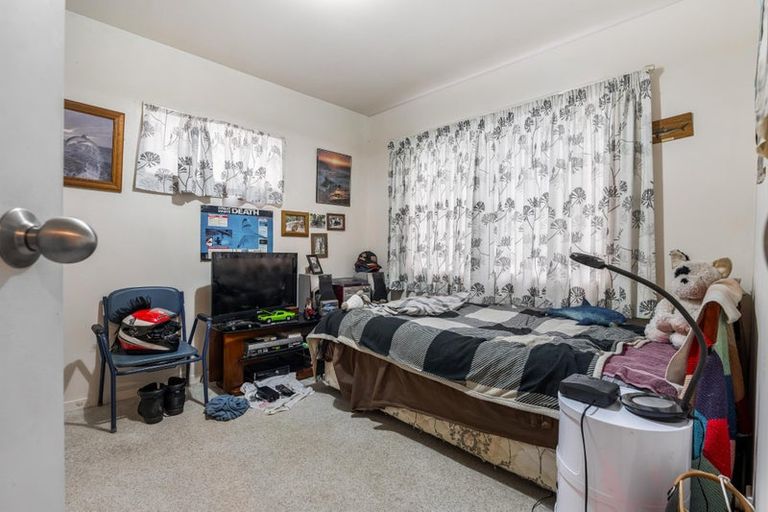 Photo of property in 1 Metric Place, Te Atatu South, Auckland, 0610