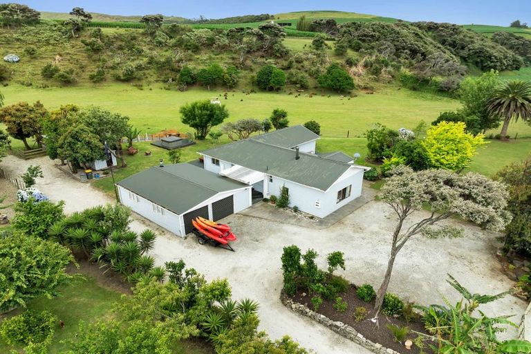 Photo of property in 3265 South Head Road, South Head, Helensville, 0874