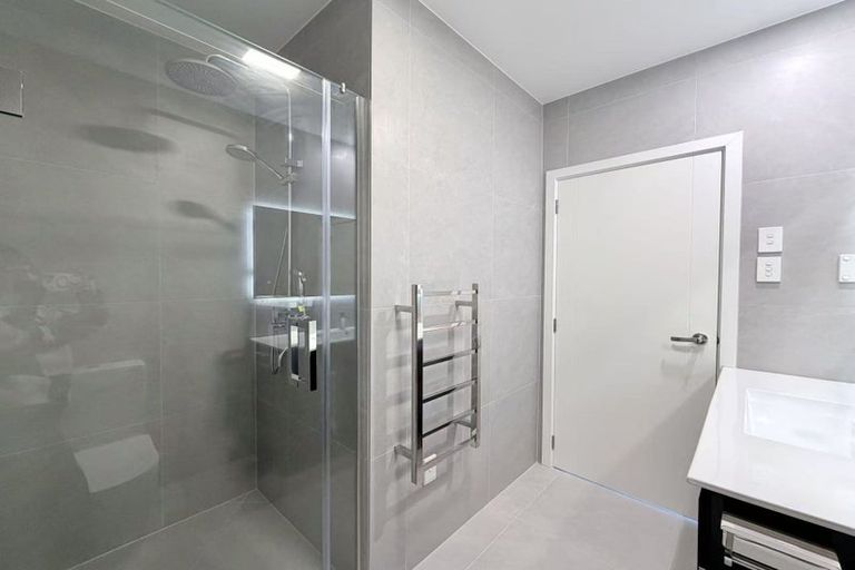 Photo of property in 13a King Richard Place, Browns Bay, Auckland, 0630