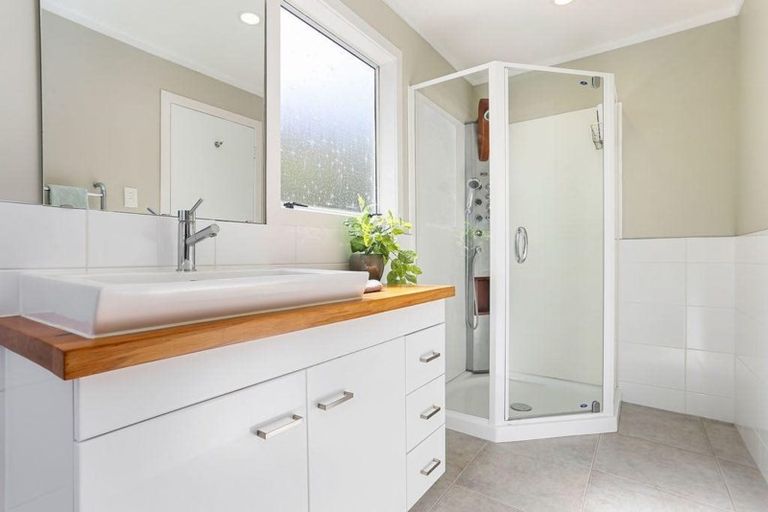 Photo of property in 27 Takahe Road, Titirangi, Auckland, 0604