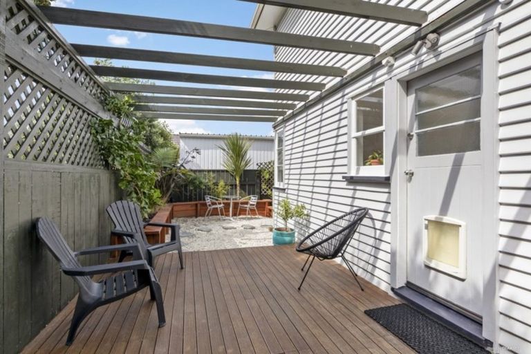 Photo of property in 96 Lyall Parade, Lyall Bay, Wellington, 6022