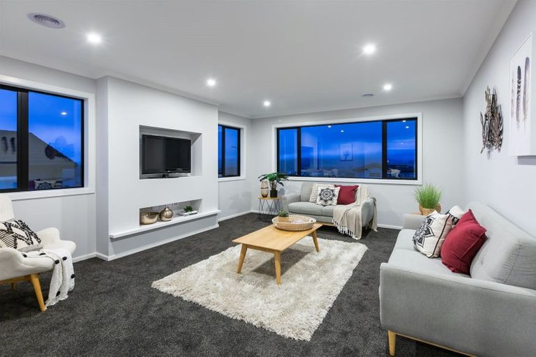 Photo of property in 8 Canary Way, Whitby, Porirua, 5024