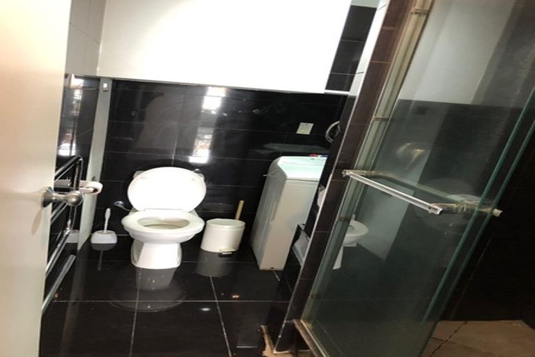 Photo of property in 2/3 Ellangowan Road, Waiake, Auckland, 0630