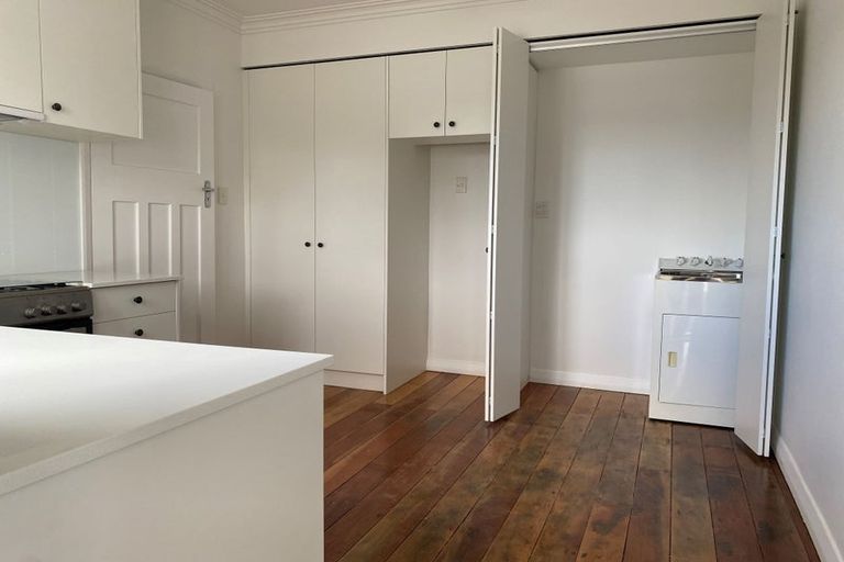 Photo of property in 73 Whites Line East, Waiwhetu, Lower Hutt, 5010