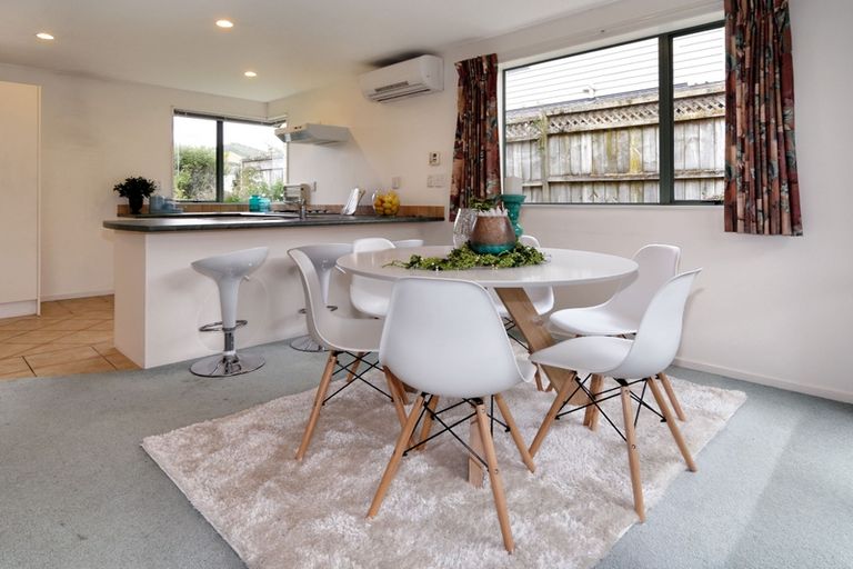 Photo of property in 4 Copplestone Place, New Lynn, Auckland, 0600