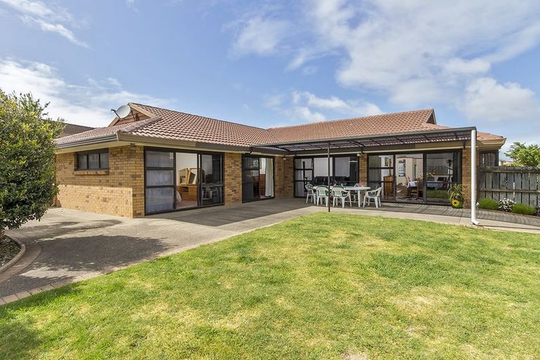 Photo of property in 23 Lexington Drive, Botany Downs, Auckland, 2010