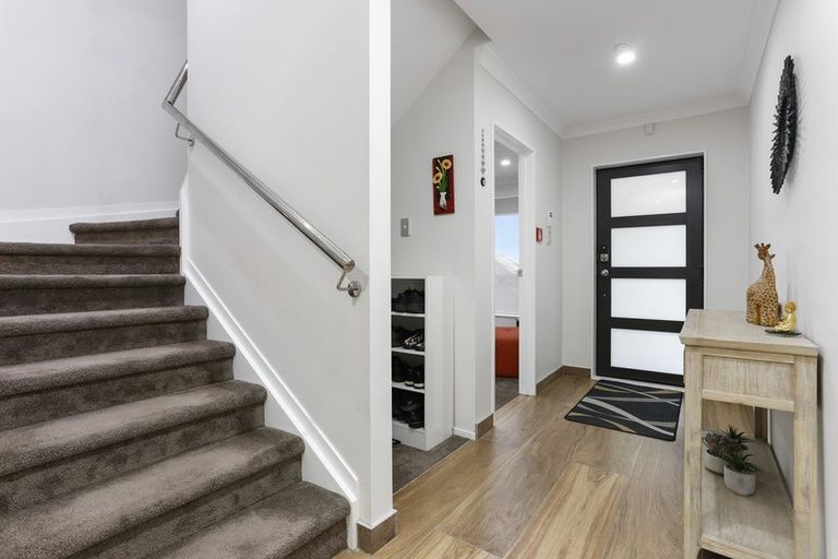 Photo of property in 4225d Great North Road, Glendene, Auckland, 0602