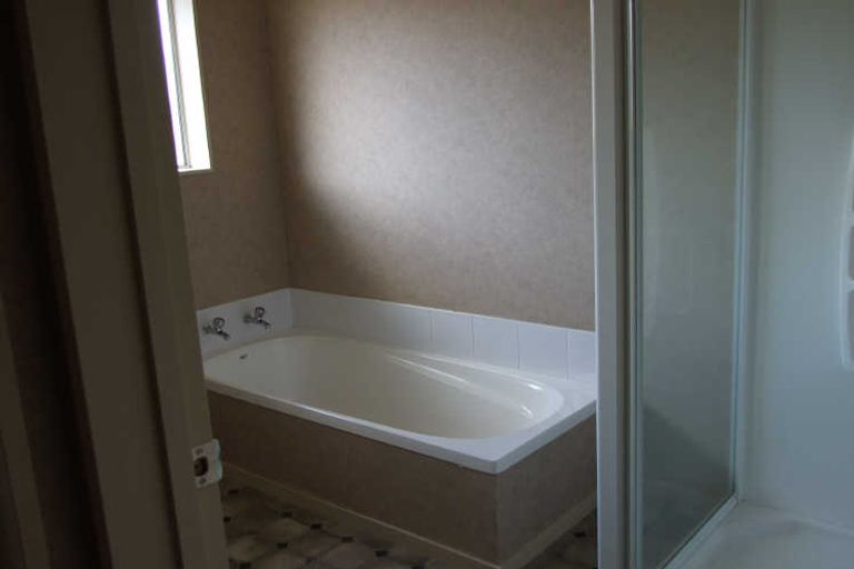 Photo of property in 5 Boston Parade, Kelvin Grove, Palmerston North, 4414