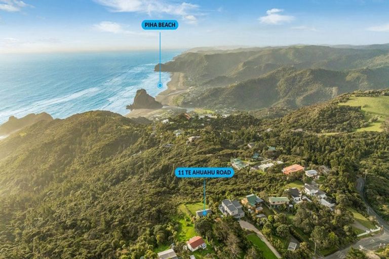 Photo of property in 11 Te Ahuahu Road, Piha, New Lynn, 0772