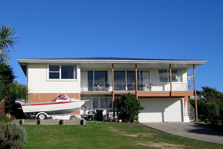 Photo of property in 10 Island View Terrace, Waikanae Beach, Waikanae, 5036