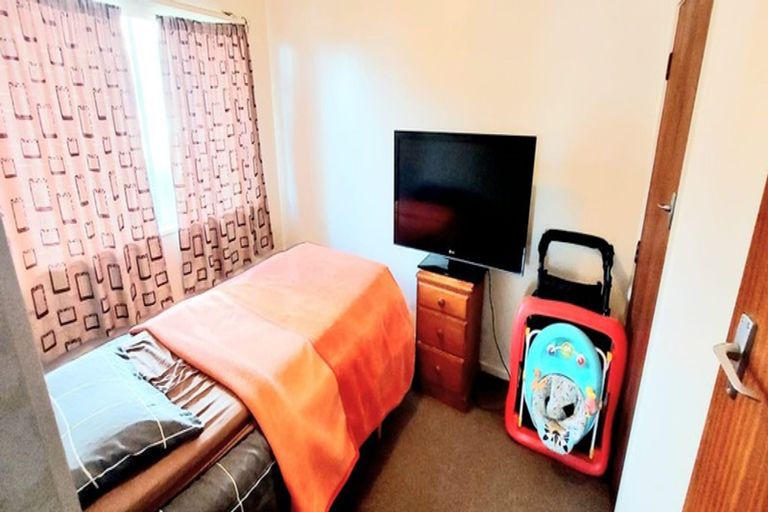 Photo of property in 1/130 Te Atatu Road, Te Atatu South, Auckland, 0610