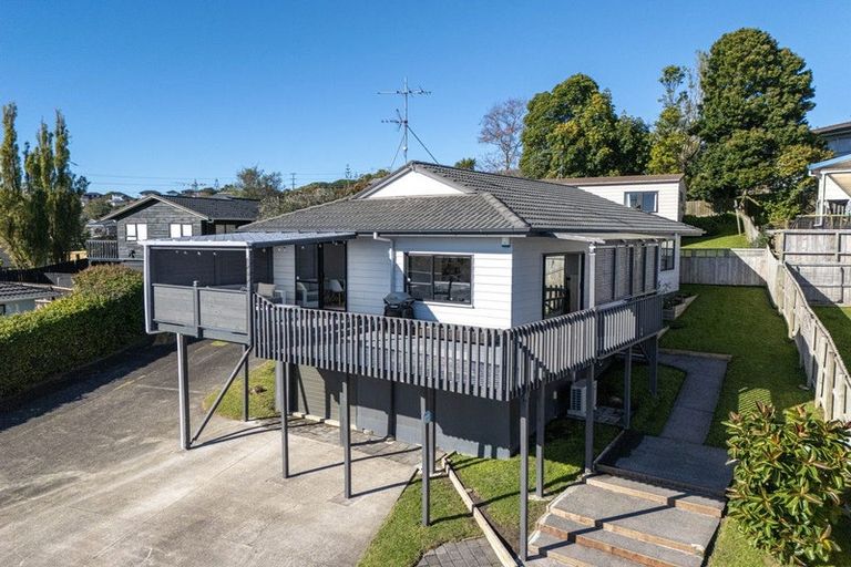 Photo of property in 2/8 Sevilla Place, Unsworth Heights, Auckland, 0632