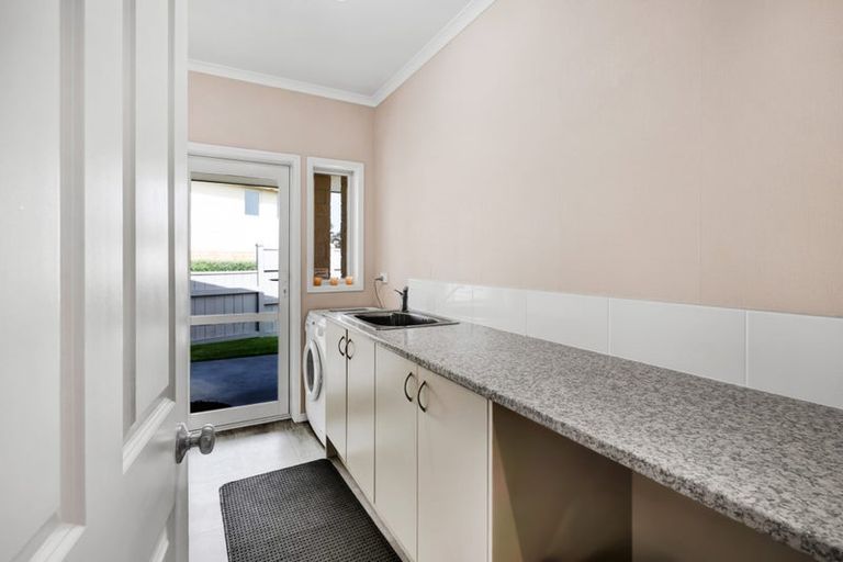 Photo of property in 5 Vardon Way, Waiwhakaiho, New Plymouth, 4312