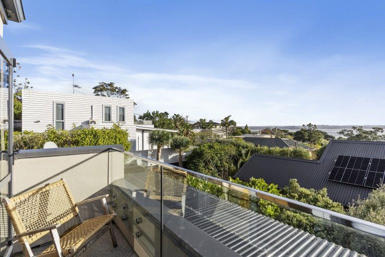 Photo of property in 2/79 Island Road, Beach Haven, Auckland, 0626