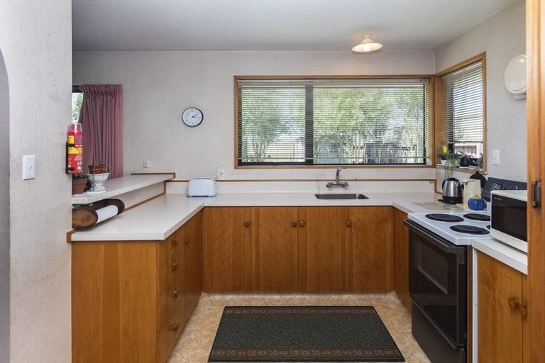 Photo of property in 8 Edron Place, Redwood, Christchurch, 8051