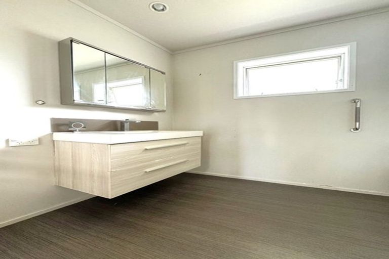 Photo of property in 2/4 Mahuta Grove, Northcote, Auckland, 0627