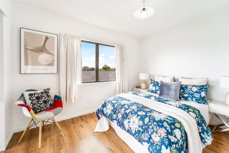 Photo of property in 2/19 Cassandra Grove, Totara Vale, Auckland, 0629