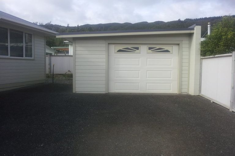 Photo of property in 28 Helvetia Grove, Naenae, Lower Hutt, 5011