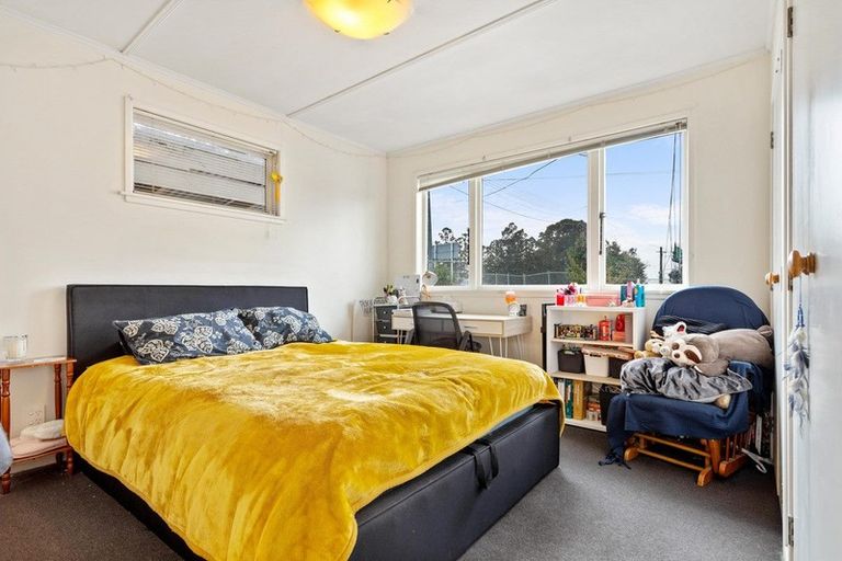 Photo of property in 2/99 Hobsonville Road, West Harbour, Auckland, 0618