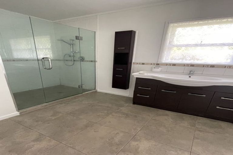 Photo of property in 233 Te Atatu Road, Te Atatu South, Auckland, 0610