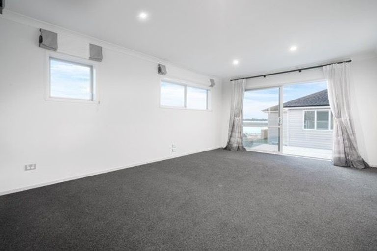 Photo of property in 18 Milano Boulevard, Karaka, Papakura, 2113