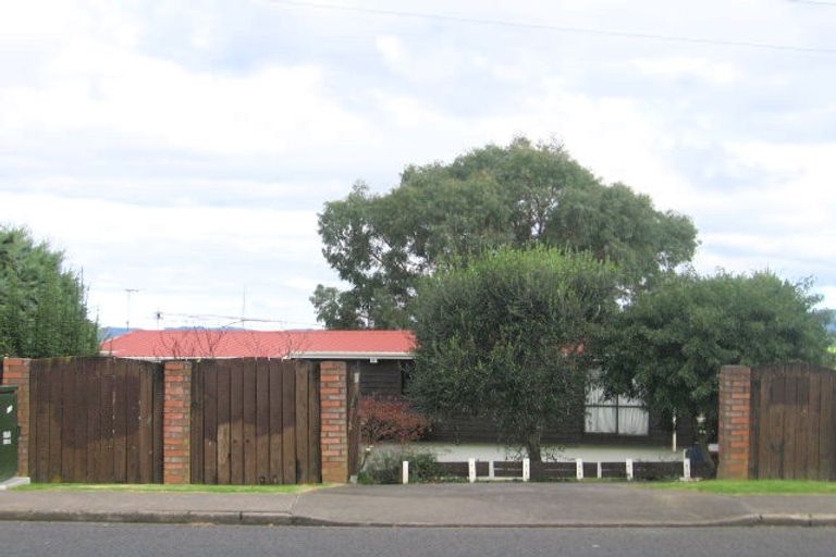 Photo of property in 102 Waimumu Road, Massey, Auckland, 0614